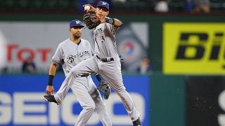 22歳遊撃手の勝利決める超美技に絶賛の声「魔法」「リーグ最高のショート」