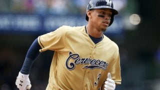 試合中に客席のファンのアイスを“盗み食い”!?　若手遊撃手の“珍プレー”が話題