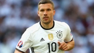 ポドルスキが入団会見、目標はACL出場「チームメートと一緒にチャレンジ」