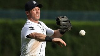 MLBならではの“ビッグプレー”!?　二塁手が右翼線への痛烈ゴロ捕球→一塁送球