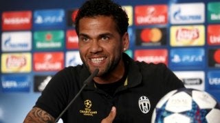 ダニエウ・アウベス、パリSG入りで恩師に謝罪「ペップの気分を害したなら…」