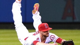 32歳外野手の「キャッチ率7％」美技に大歓声　豪快ダイブの好捕に5つ星評価