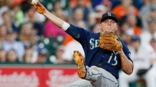 GG賞三塁手の膝つき送球VSメジャー盗塁王の快足、軍配は？