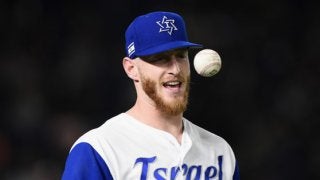 ま、まさか…平凡飛球を外野手が7Mヘディング→見事柵越えの“笑撃弾”が誕生