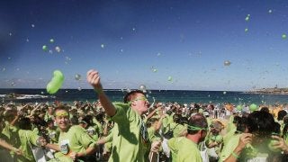 水風船を投げ合う新スポーツ「水風戦」…日本一決定戦8月開催