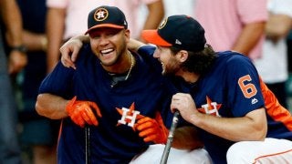 滑ったバットが味方ベンチを襲う、ヒヤリの瞬間逃れた同僚は謎の行動に…