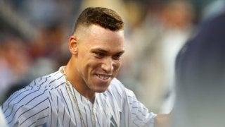 ヤ軍新人ジャッジが学習能力発揮!?　2度目サヨナラ祝福に口元ガードで参加