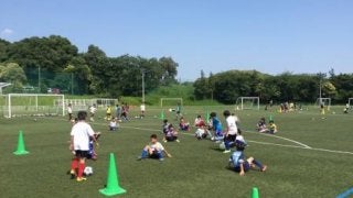 城彰二が小学生を直接指導する「サッカー教室」開催