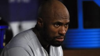 本塁打じゃないの？　キャッチ→体ごと“柵越え”、驚愕美技は「確実に捕球」