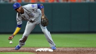 名手コンビの“共同作業”で美技完成　遊撃手が素手捕球→強烈送球→一塁手が鮮やか捕球