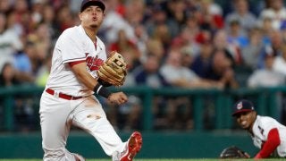 「空中回転」バックホーム＆膝立ち送球　三塁手の驚愕美技連発でファン総立ち