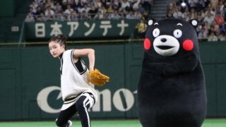 石原さとみ、今年は“サブマリン”投法を披露！