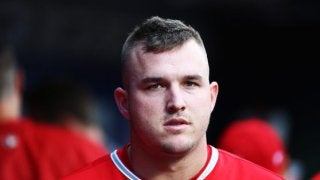 【MLB】トラウト、あらゆるものをぶっかけられる!?　誕生日の“手荒すぎる”祝福が話題