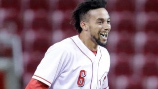 MLB中堅手が大飛球にフェンス激突の背走美技　「家ではマネしないで」