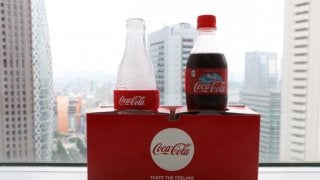 氷の「コカ・コーラ」ボトルが届く「コーク便」が編集部にやってきた！