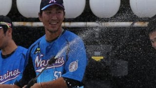 ロッテが13日西武戦の前に「選手による水かけ祭り」を開催