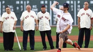 始球式で思わぬ“悲劇”　後方カメラマンに「ストライク！」の爆笑シーン誕生!?