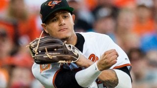 いとも簡単に…　名手マチャド、遊撃の位置から一塁へ華麗ジャンピングスロー