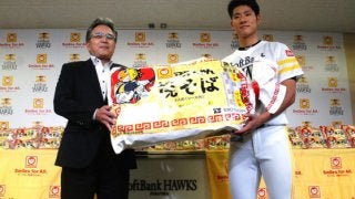 ソフトBにマルちゃん焼そば450食を贈呈、上林「いっぱい食べて頑張ります」