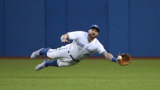 完全に空中を“浮遊”!?　名手がMLB「シーズンベストキャッチの1つ」披露