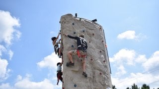 ロッククライミングができる「野外音楽フェス」。ライブをBGMに、富士山を横目にアクティビティ三昧だった！