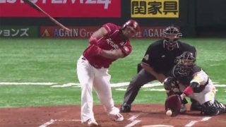 楽天ペゲーロ“空飛ぶバット”に球場どよめく　防球ネット越えスタンドへ