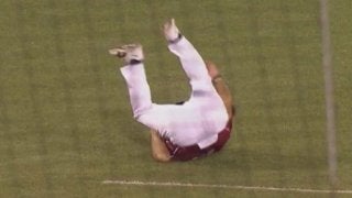 楽天の真喜志コーチが思わず尻もち、ペゲーロ強烈ファウルが2球連続襲来