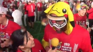 サファテはピカチュウ、バンデンはミニオン、デスパはマリオでビールかけ