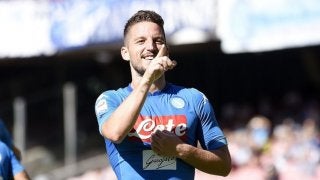 ナポリが6発大勝、得失点差で首位に