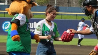 元AKB48・鈴木まりやが鎌ヶ谷で始球式　前回ノーバン→ワンバンも拍手喝采