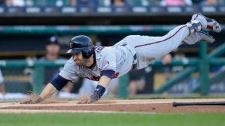 会場は唖然、騒然…MLBで驚きの珍プレー、バントが“先頭打者弾”に!?