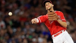 世にも珍しいアウトが完成、6→壁→3!? まさかの不運に打者走者は呆然