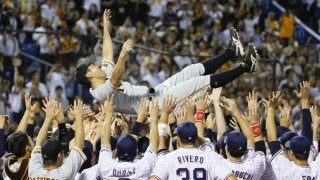 現役引退の相川が最終打席で内野安打！神宮で両軍から胴上げ！