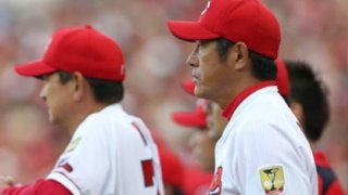 石井琢朗コーチが感謝する、「新井さん」が放ったチャンスでの凡打