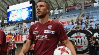 ポドルスキと白鵬が2ショット、初の相撲観戦で「マシーンとマシーンが出会う」