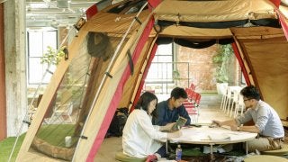 スノーピーク×岡村製作所、オフィス家具とアウトドアを融合させた「オフィスキャンパーズ」始動