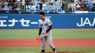 関根が雨中の粘投＆佐藤が3回ピシャリ！慶大が1年生リレーで逃げ切り、優勝へ王手【東京六大学野球】
