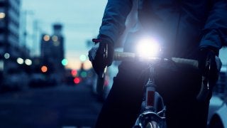 広く、遠くまで照らす自動調光式の自転車用ライト「ラディエイト400」発売