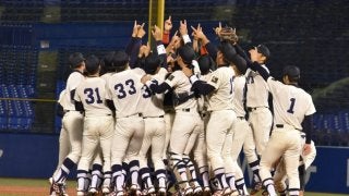 退任を表明した高橋昭雄監督に、選手たちが届けた春秋連覇！【東都大学野球 秋季リーグ戦 東洋大vs亜細亜大3回戦】