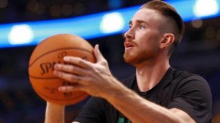 復活へ向けリハビリを開始したゴードン・ヘイワード、椅子に座った状態でハーフラインからのシュートを披露