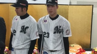 ロッテ育成2位の森が松葉杖姿で入団会見、会場の爆笑を誘った特技とは…