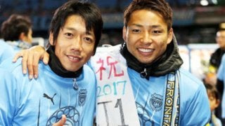 中村憲剛から小林悠へ。抱き合う新旧キャプテンだけが知る大切なもの