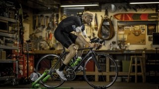 ロードバイク向け固定ローラー台「キネティックロックンロール2.0」販売開始