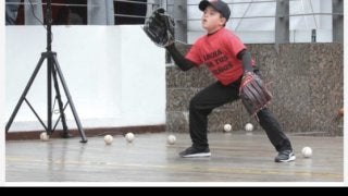 コロンビア少年が左右交互キャッチでギネス記録 動画公開に反響