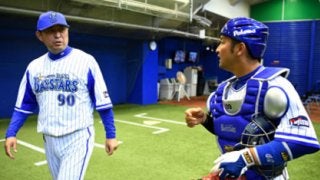 正捕手が消えた。DeNA光山コーチが明かす「捕手３人体制」の真意