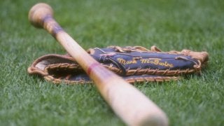 打撃フォームは元ホークスのバティスタ!?　1歳10か月の“神スイング”が凄い