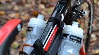 フレームバッグとボトルケージ2つを装着できる「ダブルケージマウント」発売