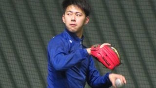 痛みで箸が持てないことも…鷹の154キロ18歳左腕が胸中激白、手術回避の理由