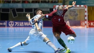 サッカーとフットサルの違いって？人数、ルール、戦術を解説