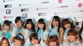 峯岸みなみが初舞台で感激、初日祝いに「こんなに嬉しいものなんだ」と喜び